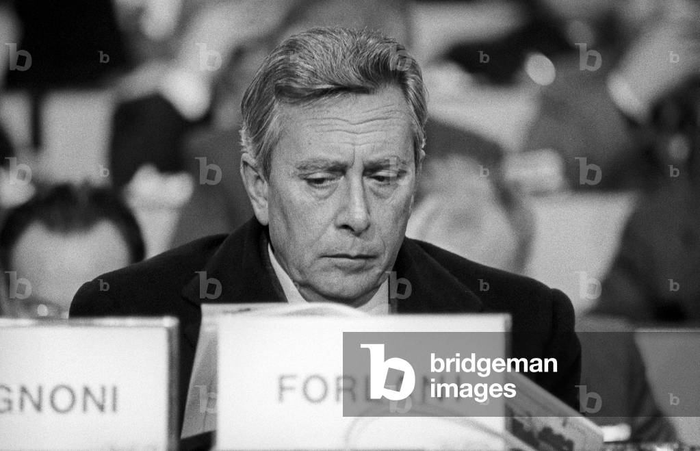 Arnaldo Forlani reads a newspaper