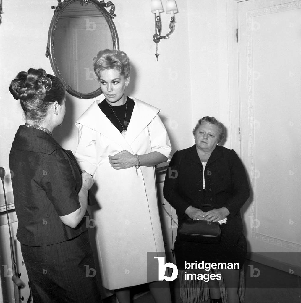 Kim Novak speaking with Zoe Fontana, Italy, 1956 (b/w photo)