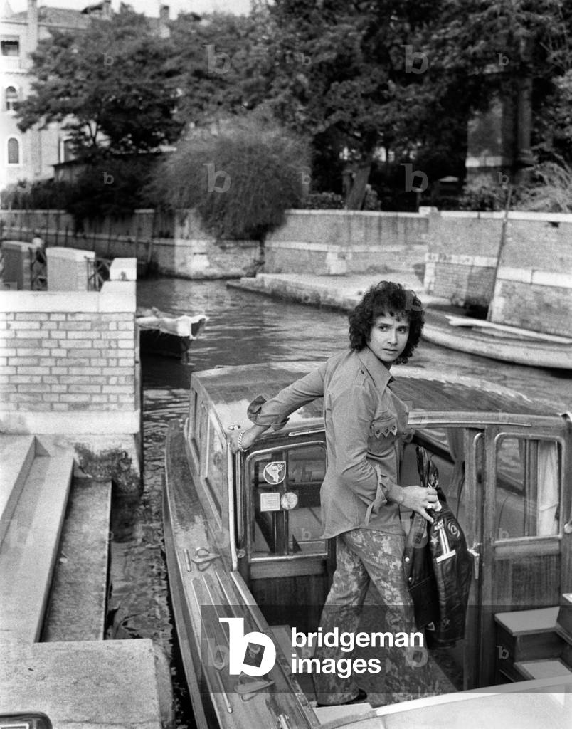 Roberto Carlos boards a vaporetto in a Venice canal