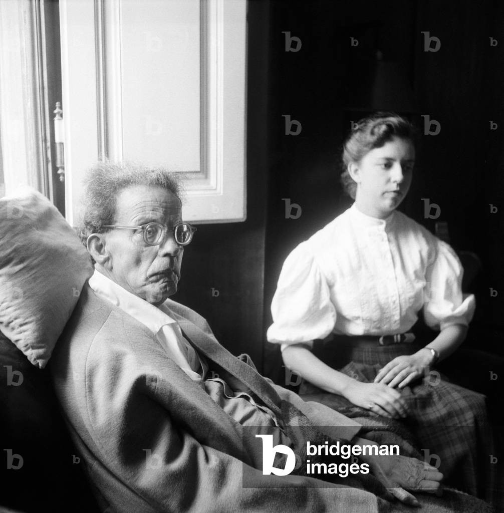 Giovanni Papini with his granddaughter Anna Paskowski in the living room, Florence, Italy