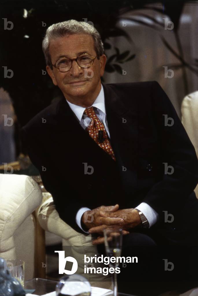 Luciano Rispoli seated in the studio of Tappeto volante