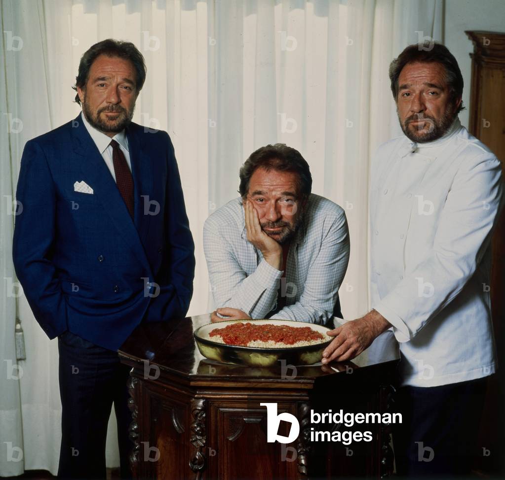 Ugo Tognazzi beside a risotto with tomato sauce