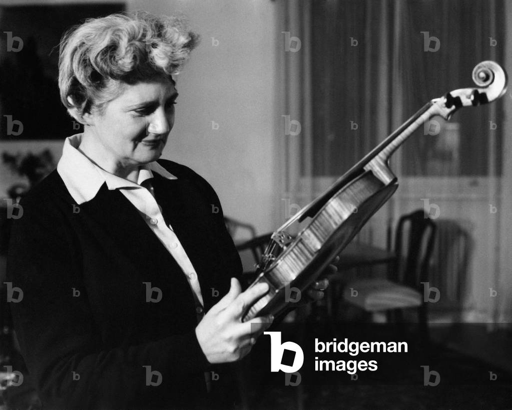 Gioconda De Vito watching her violin