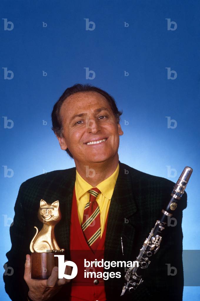 Renzo Arbore with a clarinet and a Telegatto award in his hands, Milan, Italy