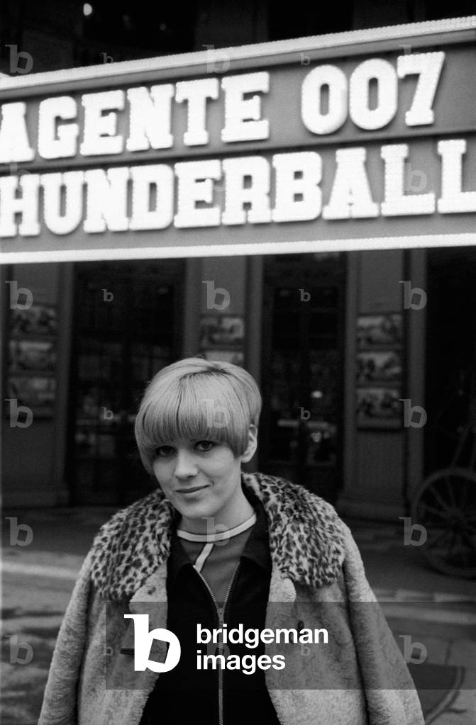Caterina Caselli in front of a cinema