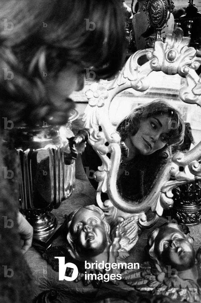 Lydia Alfonsi looking at herself in a mirror