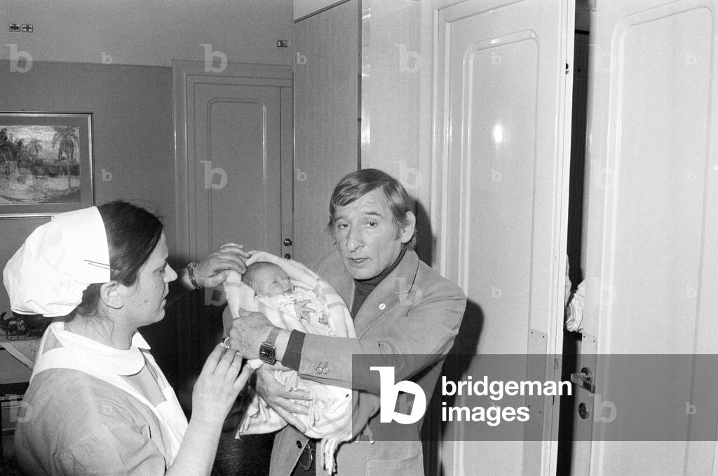 Renato Rascel with his son, Italy, 1973 (b/w photo)