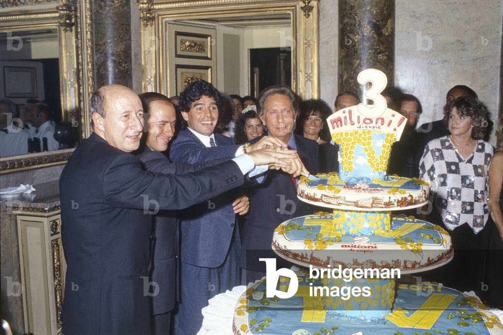 Gigi Vesigna, Silvio Berlusconi, Diego Armando Maradona and Mike Bongiorno celebrating the 3 millions of copies of TV Sorrisi e Canzoni sold, Milan, Italy, 1986 (photo)