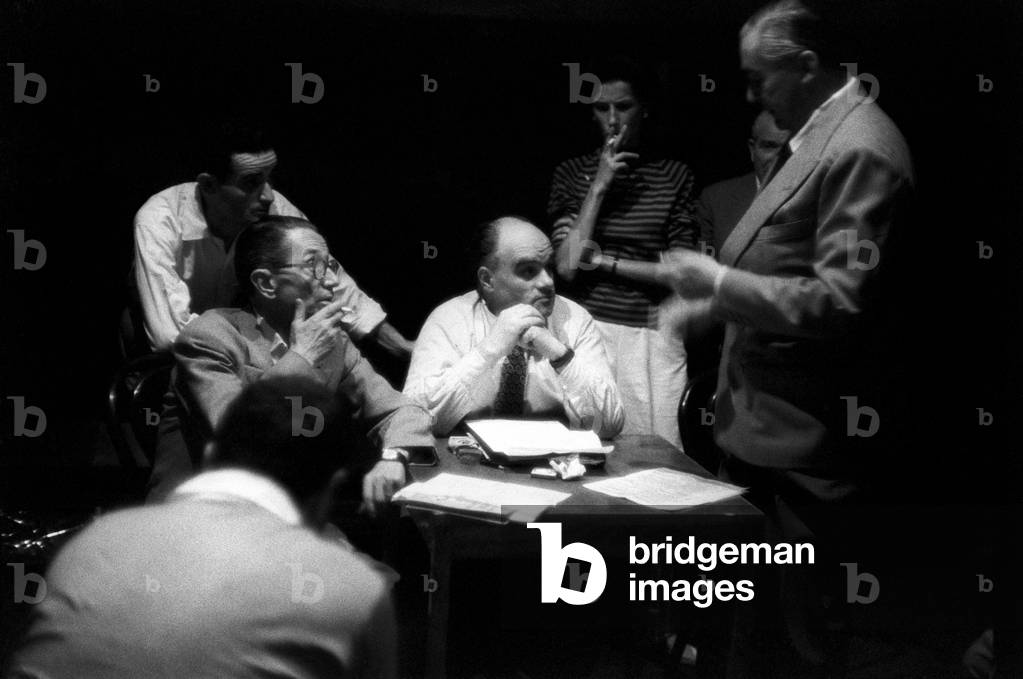 Curzio Malaparte discusses with highbrows around a table