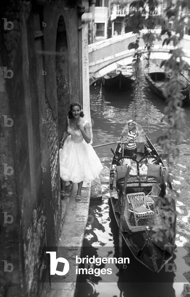 Maria Félix smiling beside a gondola
