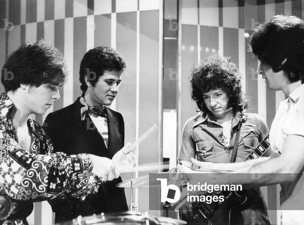 Lucio Battisti looking at Formula 3 playing