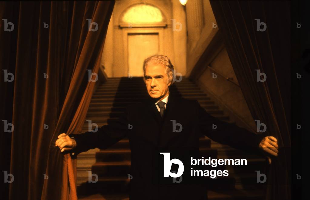 Giorgio Strehler opening a curtain made of velvet