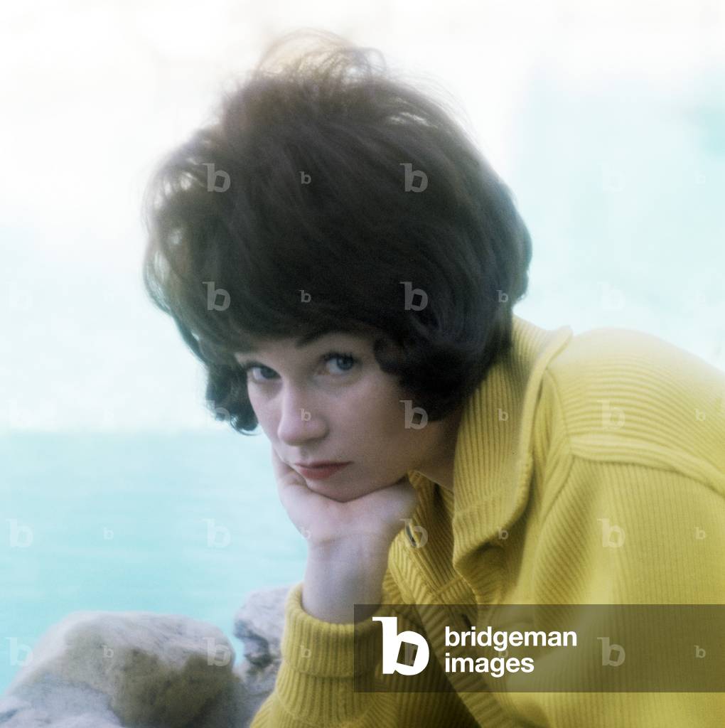 Shirley Mac Laine posing, USA, 1964 (photo)
