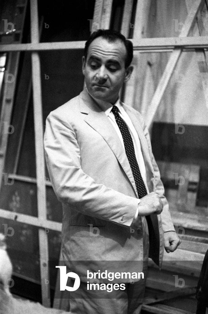 Vittorio Caprioli walking