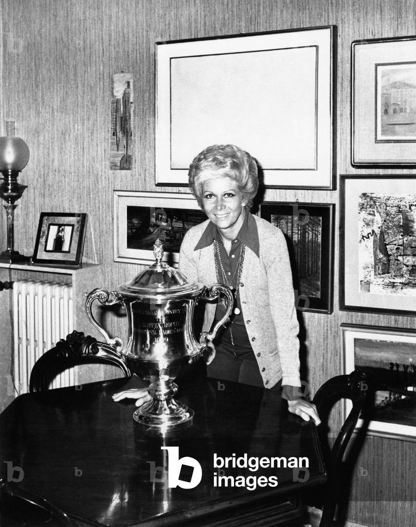 Lea Pericoli showing a cup