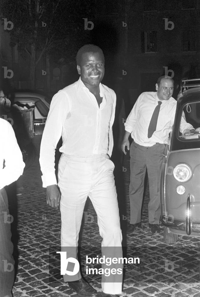 Sidney Poitier smiling (b/w photo)