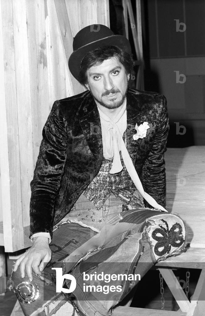 Gigi Proietti in the TV show Fatti e fattacci, Italy, 1975 (b/w photo)