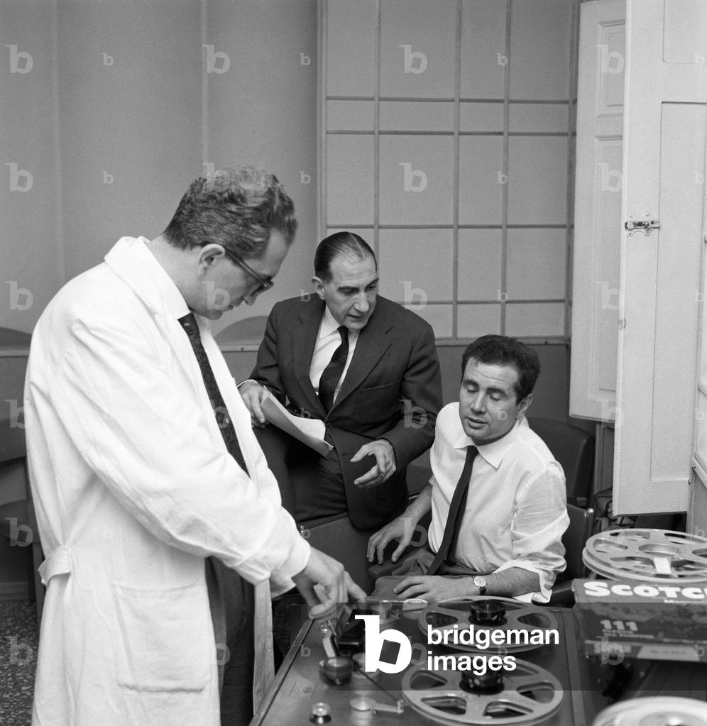 Enzo Tortora during a radio transmission together with a colleague and a technician