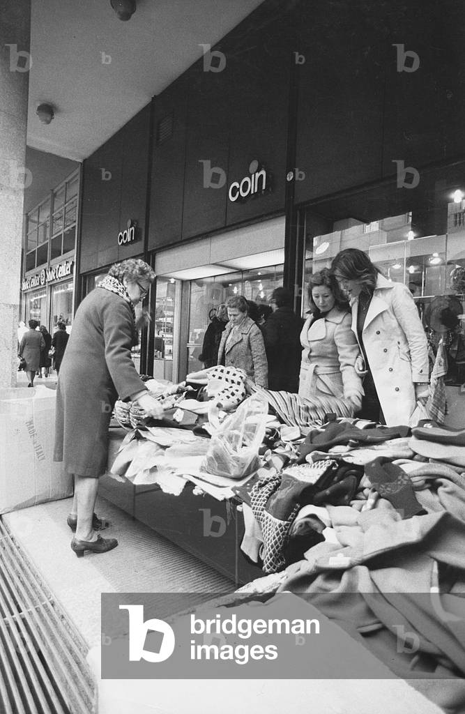 Clothing stall in front of the Coin department store, Bologna, April 1975 (photo)