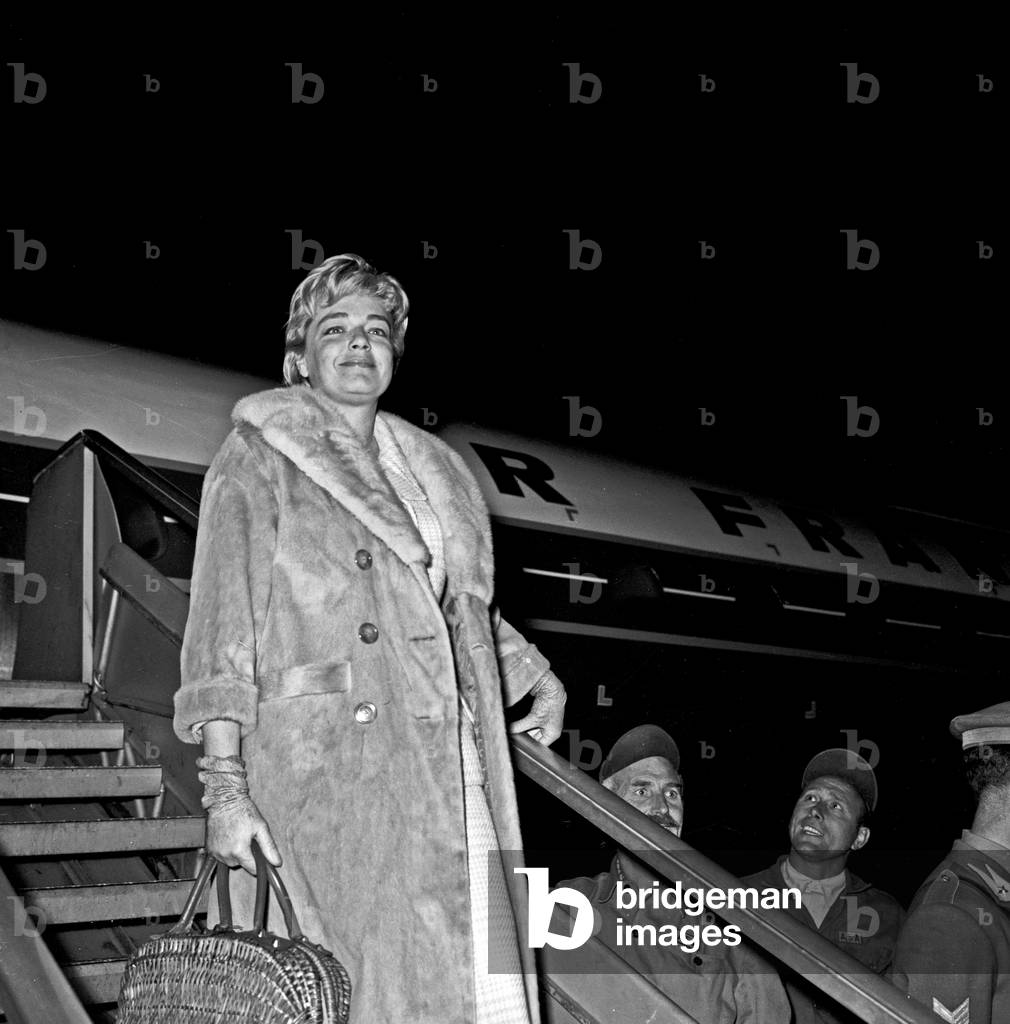 Simone Signoret arriving at Ciampino airport, 1960 (b/w photo)