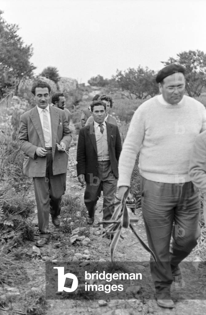 Danilo Dolci crossing a field, Italy