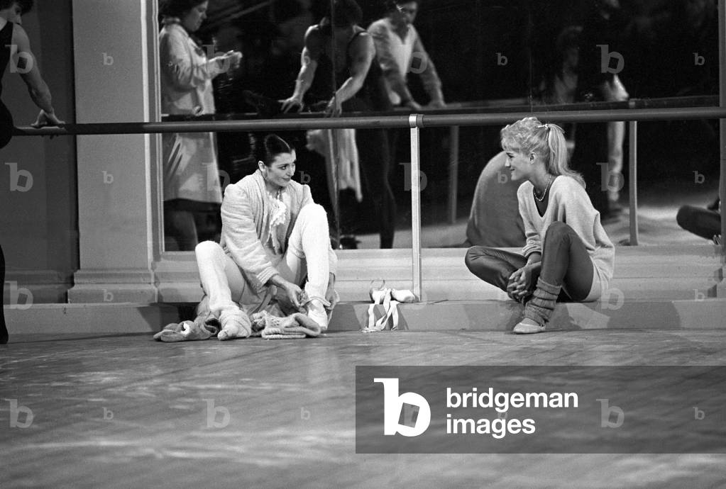 Carla Fracci and Heather Parisi in the rehearsal room, Italy, 1983 (b/w photo)