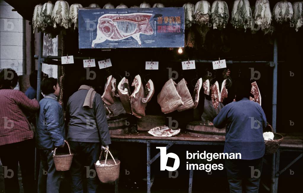 Customers standing in line in a butcher street-shop, 1973 (photo)