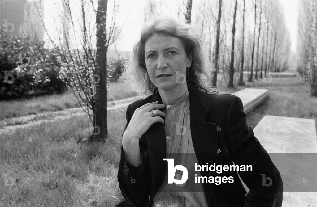 Barbara Alberti with her hand on her shoulder