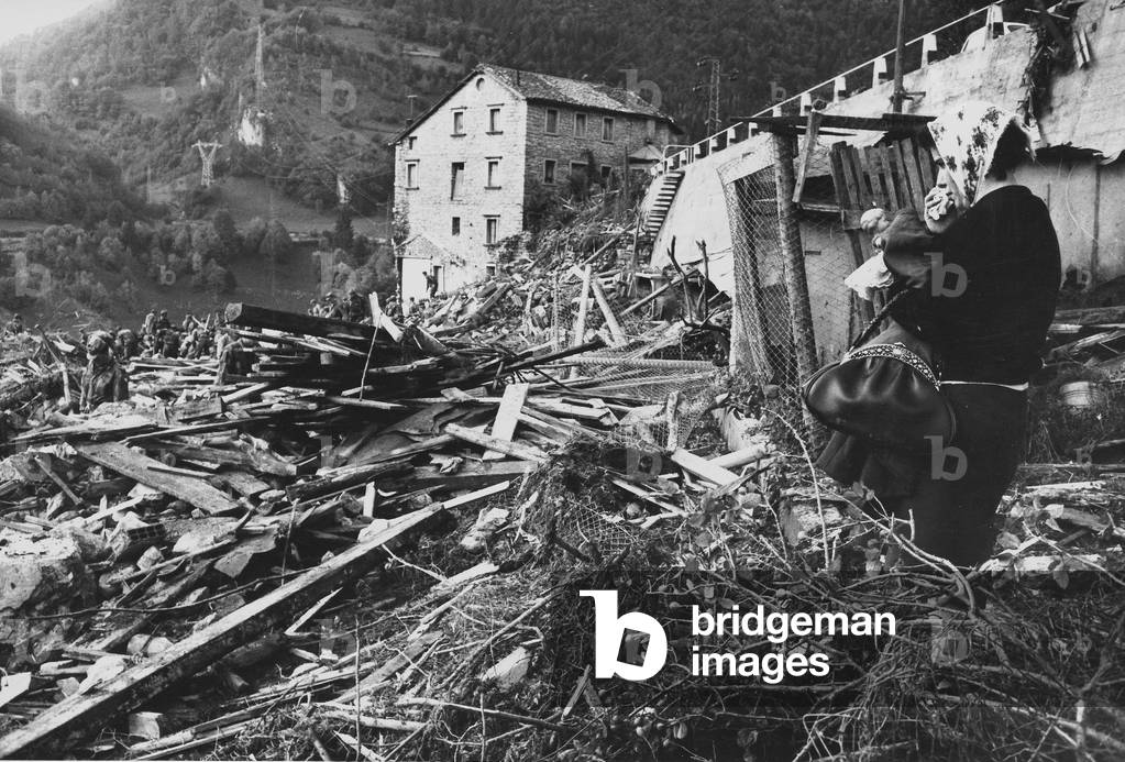A woman osserve the rubble
