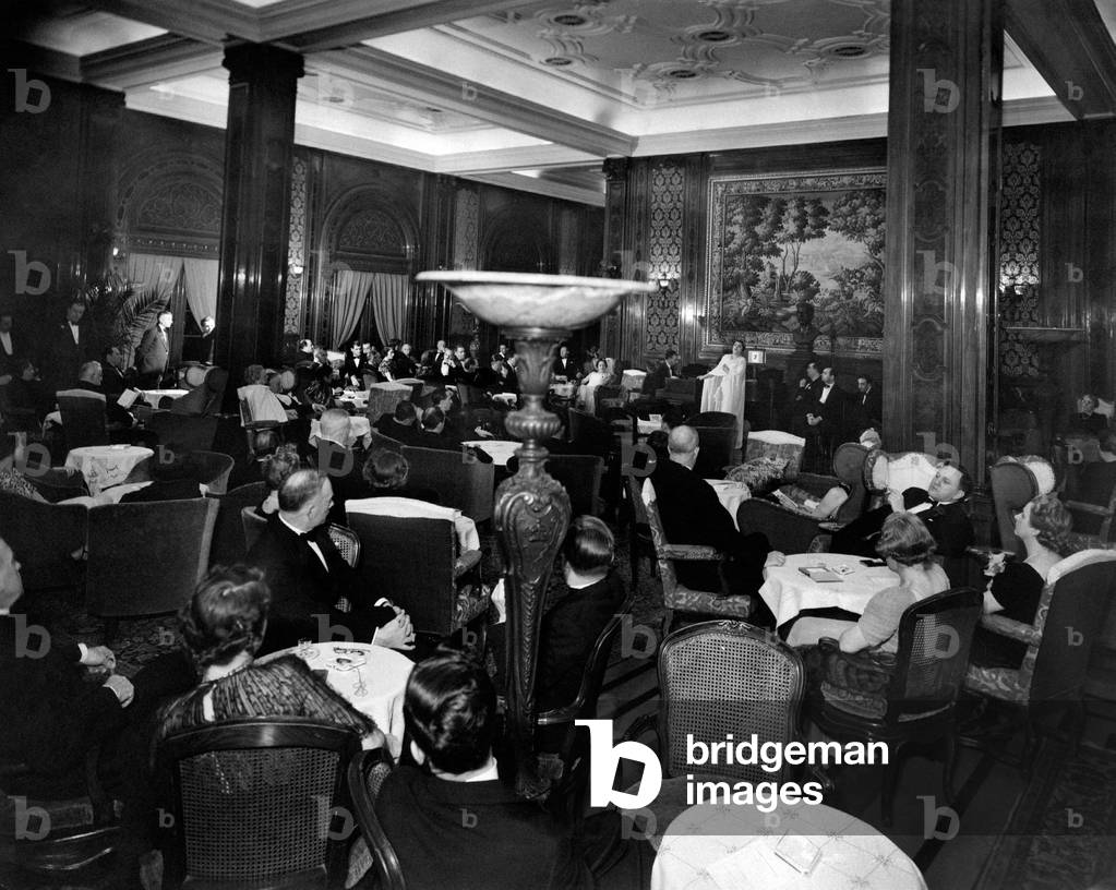 Maria Caniglia singing at one of her concert