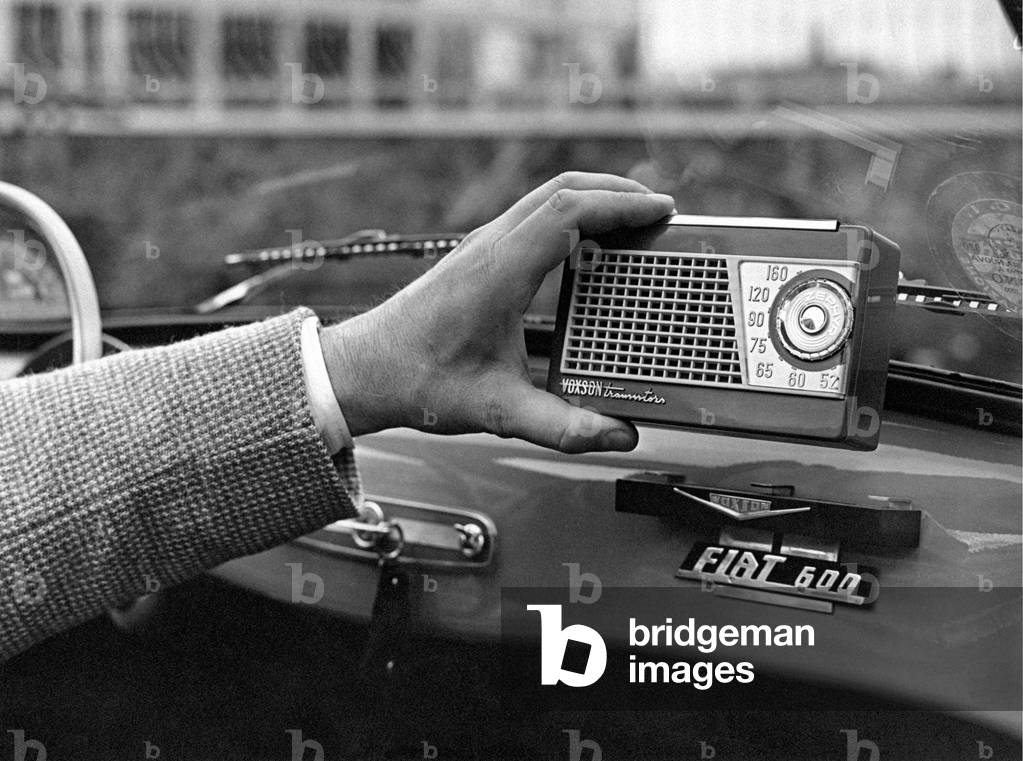 A man showing a receiver Voxson Zephyr, Italy
