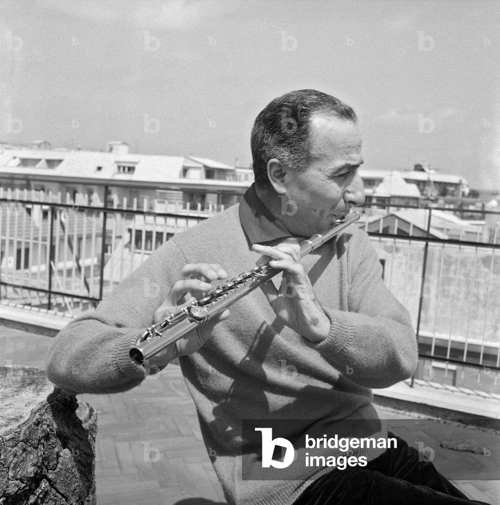 Severino Gazzelloni is playing his gold flute