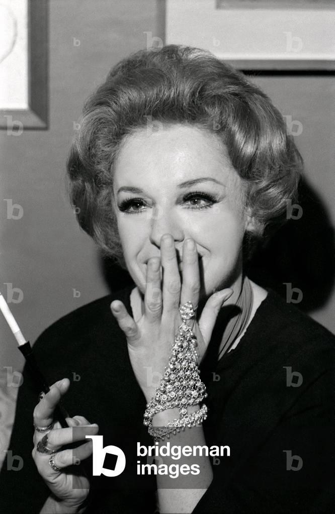 Anna Proclemer with a cigarette holder in the hand