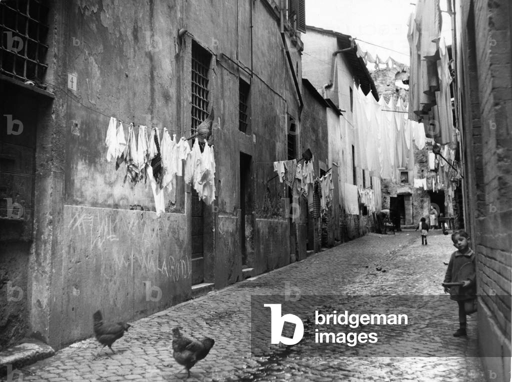 A Trastevere alley with children and hens
