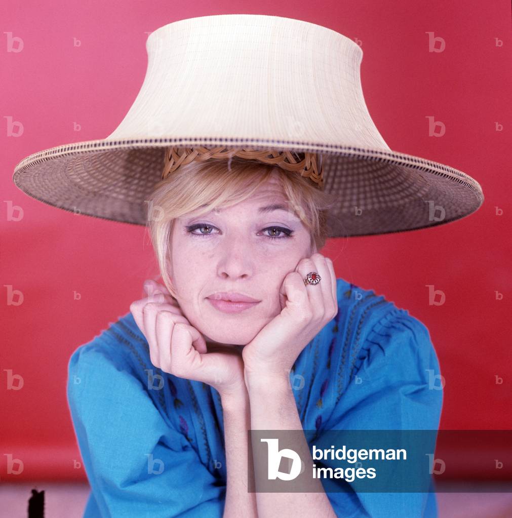 Monica Vitti wearing a straw hat, Italy, 1963 (photo)
