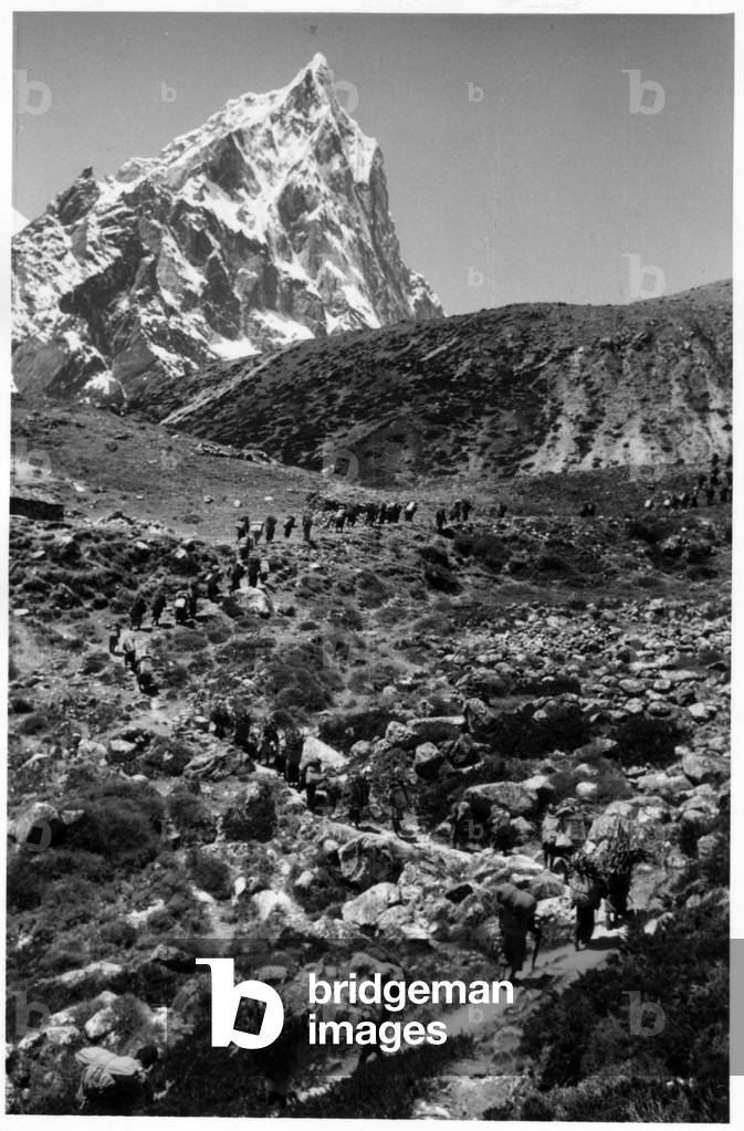 The column of the guides towards the base camp