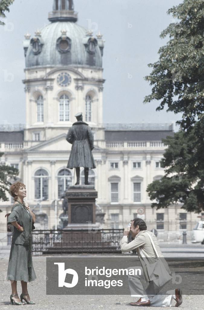 Renzo Arbore and Mariangela Melato in front of Charlottenburg palace