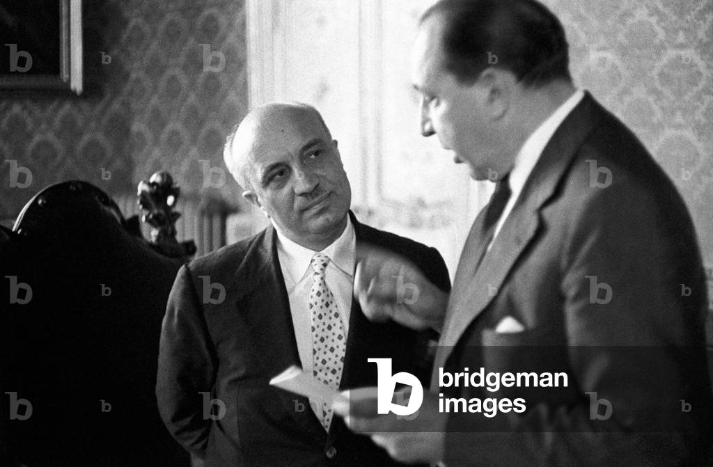 Amintore Fanfani listening to Fernando Tambroni at Palazzo Chigi
