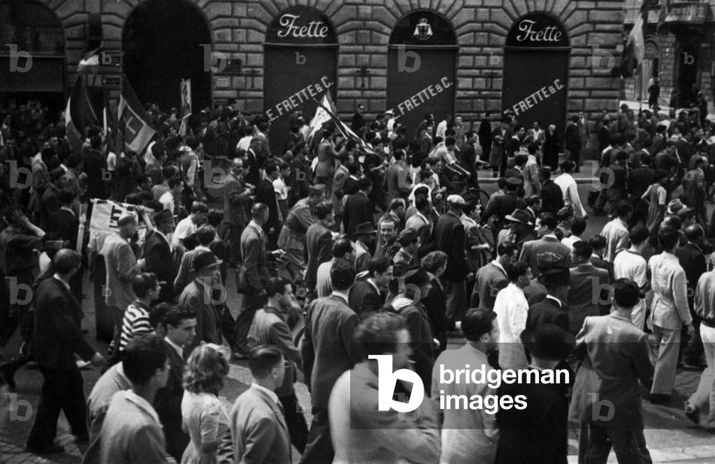 The crowd celebrating the fall of Fascism, Rome, Italy