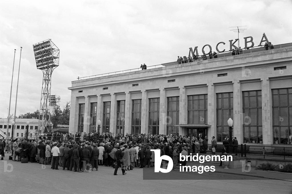 The crow is welcoming the cast of the Teatro alla Scala in Moscow, 1964 (b/w photo)