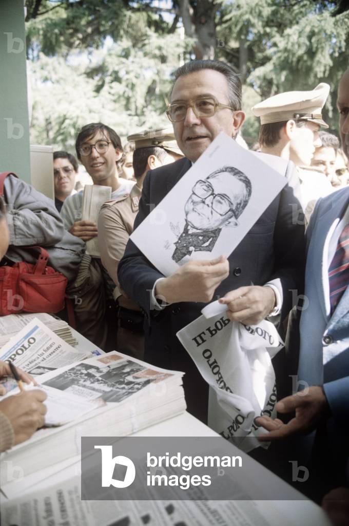 Giulio Andreotti showing a caricature