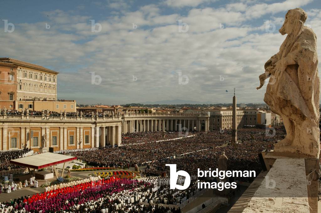 Beatification of Mother Teresa of Calcutta - the huge crowd of believers, Vatican, 2010 (photo)