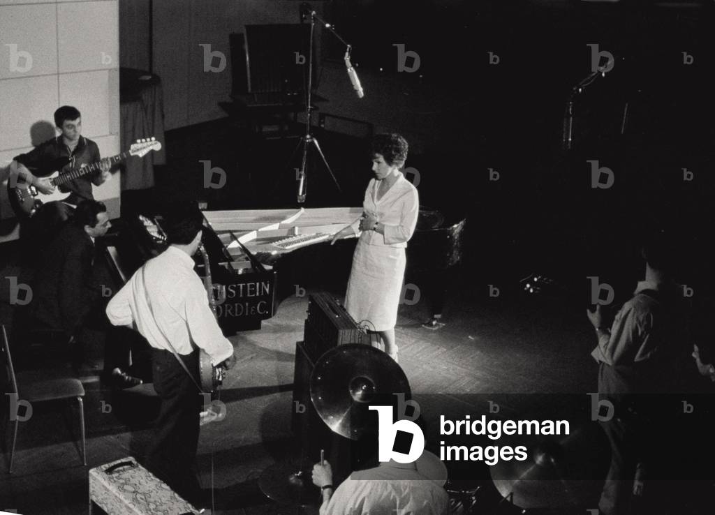 Ornella Vanoni having a break during the tryout of a concert, 1965 (b/w photo)