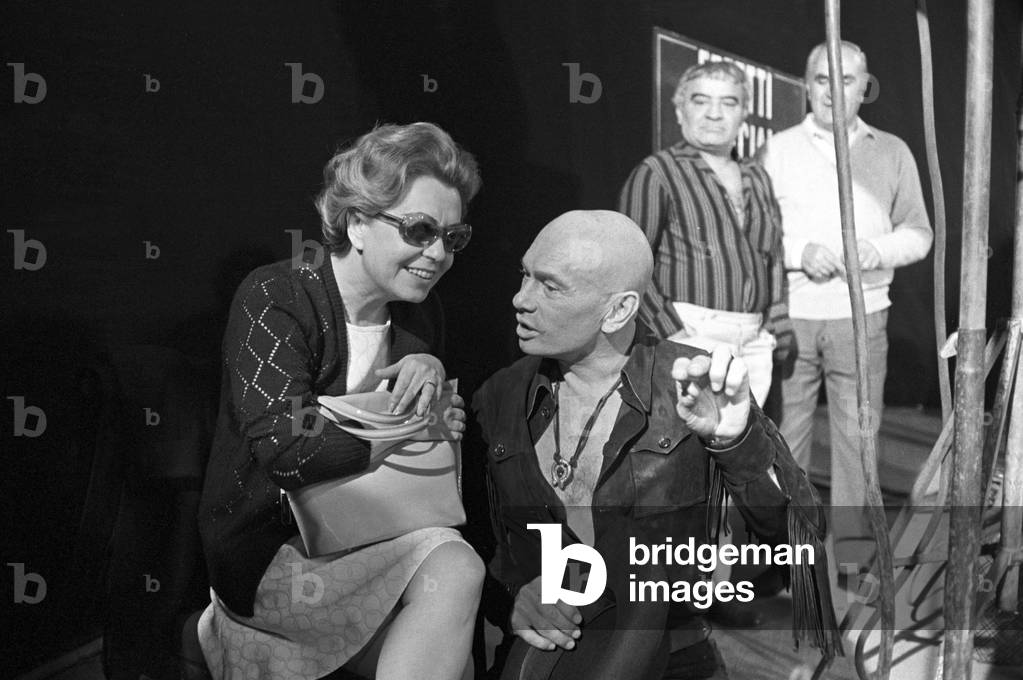 Giulietta Masina and Yul Brynner on the set of a film, Italy, 1972 (b/w photo)