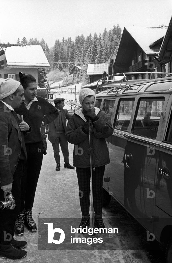 Maria Beatrice of Savoy near a minibus