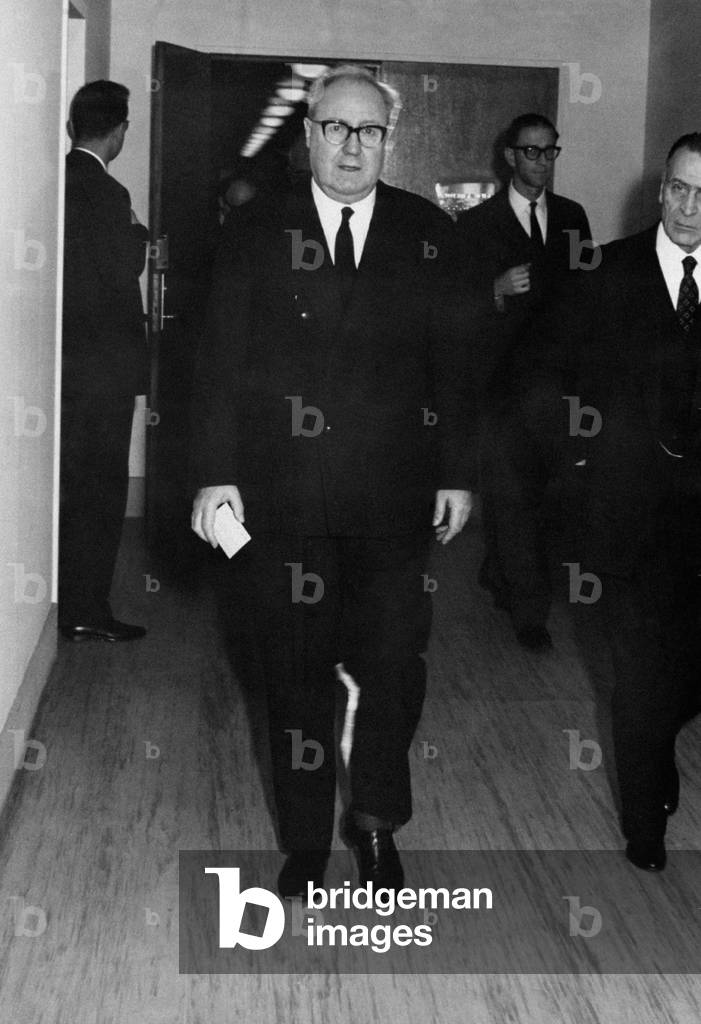 Giuseppe Saragat walking