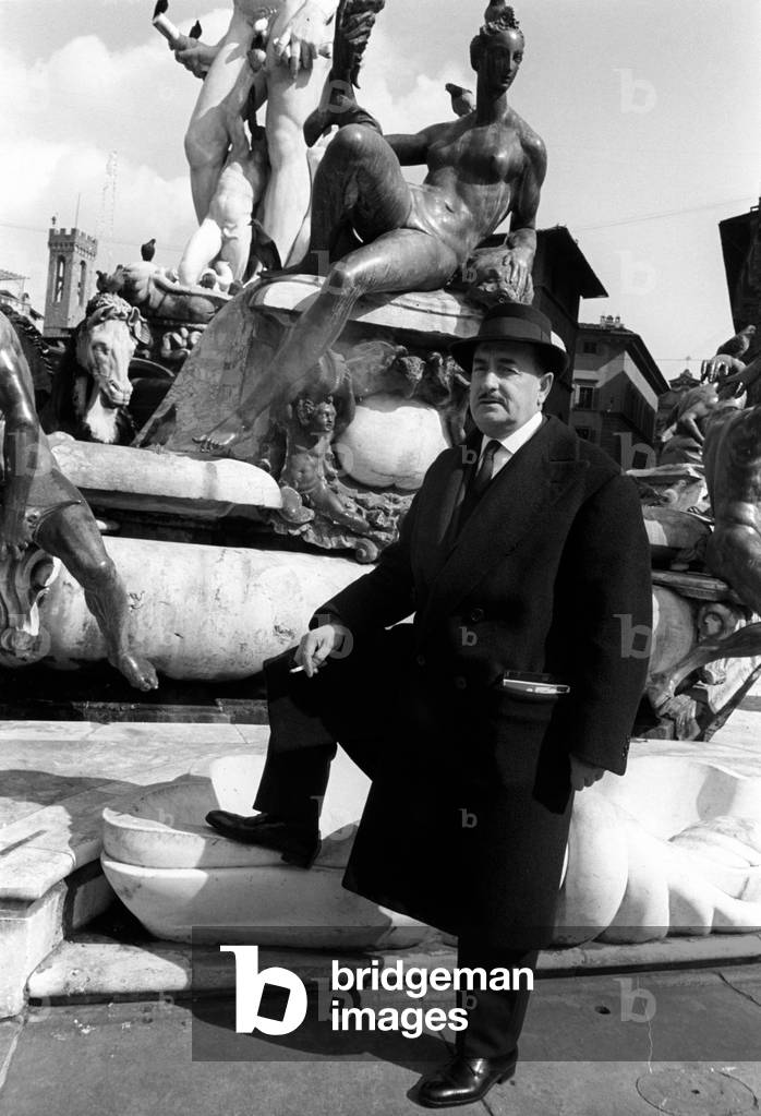 Salvatore Quasimodo near the Neptune fountain in Piazza della Signoria in Florence