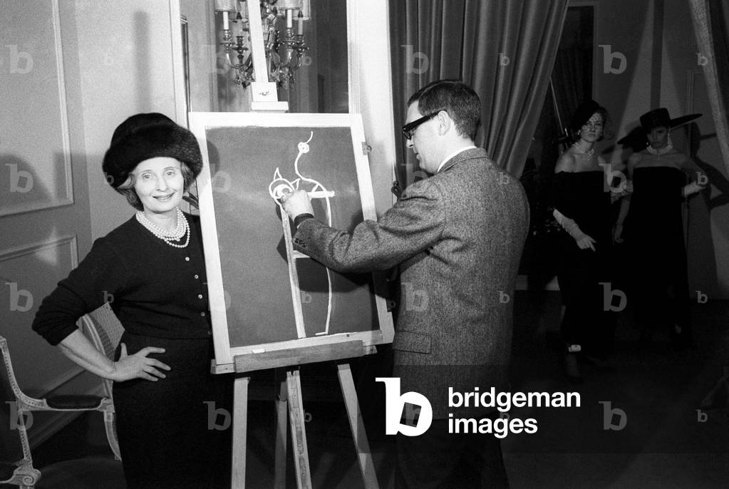 Biki e Alain Reynaud grappling with a blackboard