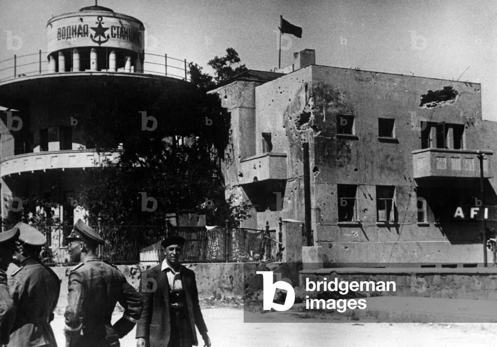 A journalist with German officers