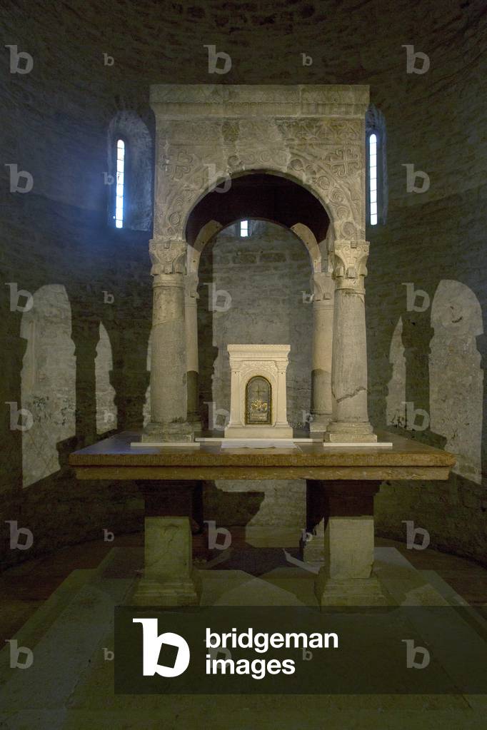 St. Giorgio church, altar, Sant'Ambrogio in Valpolicella, Veneto Italy (photo)